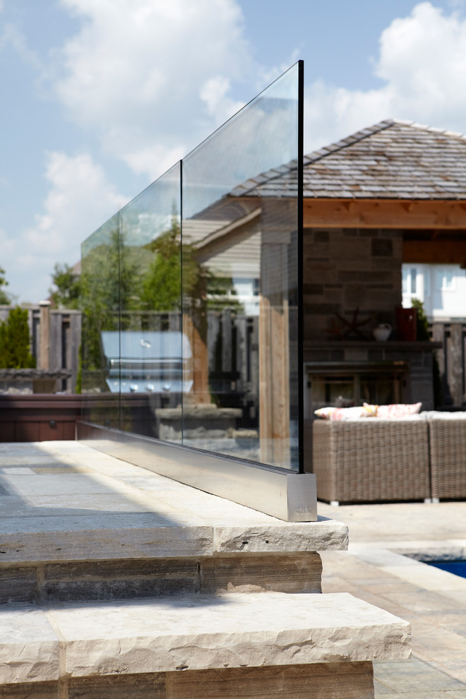 Foto de piscina con fuente natural actual pequeña rectangular en patio trasero con adoquines de ladrillo