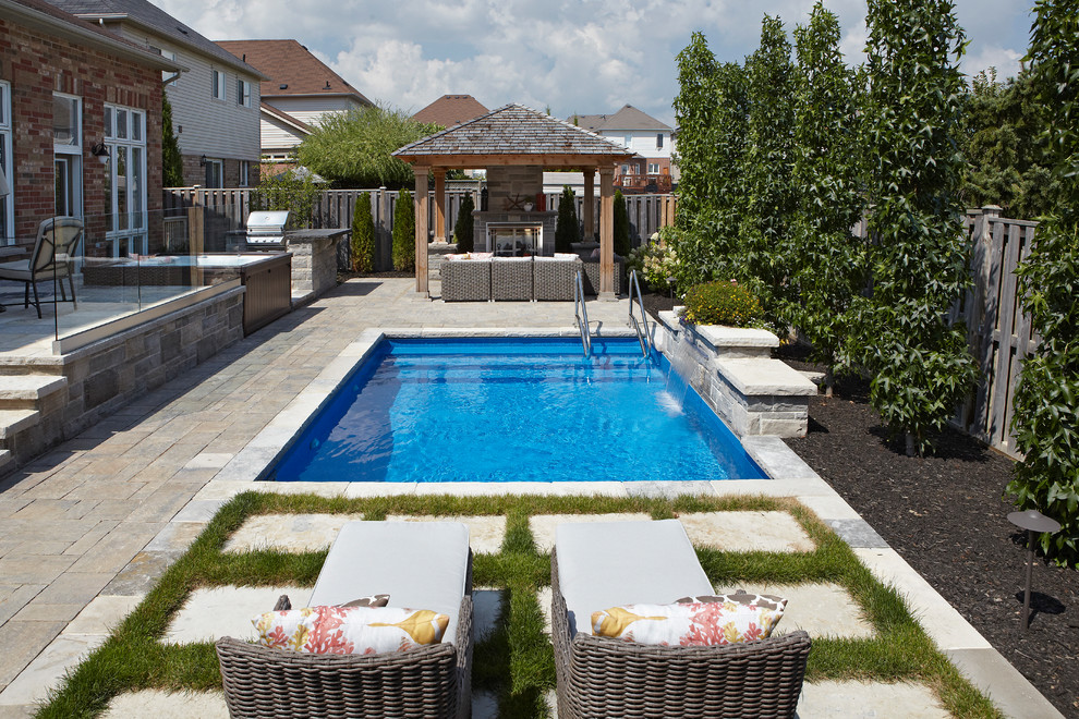 На фото: маленький естественный, прямоугольный бассейн на заднем дворе в современном стиле с фонтаном для на участке и в саду