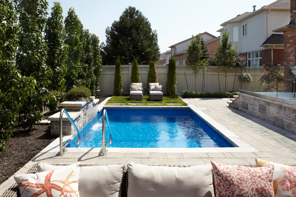 На фото: маленький естественный, прямоугольный бассейн на заднем дворе в современном стиле с фонтаном и мощением клинкерной брусчаткой для на участке и в саду с