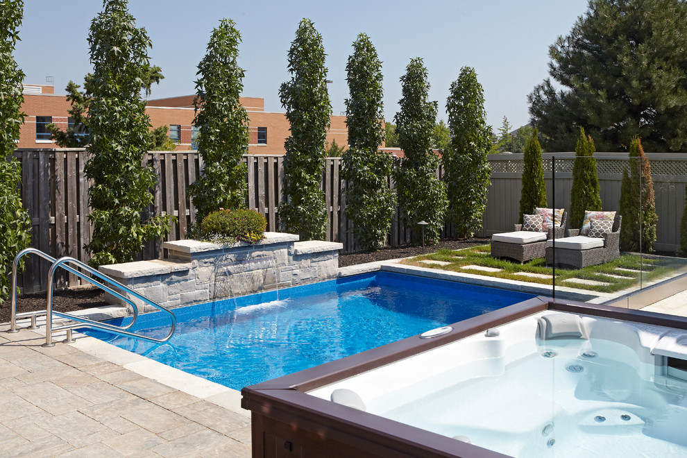 Ejemplo de piscina con fuente natural contemporánea pequeña rectangular en patio trasero con adoquines de ladrillo