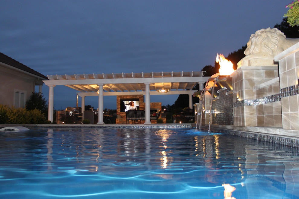 Свежая идея для дизайна: большой прямоугольный бассейн на заднем дворе в средиземноморском стиле с фонтаном и покрытием из каменной брусчатки - отличное фото интерьера