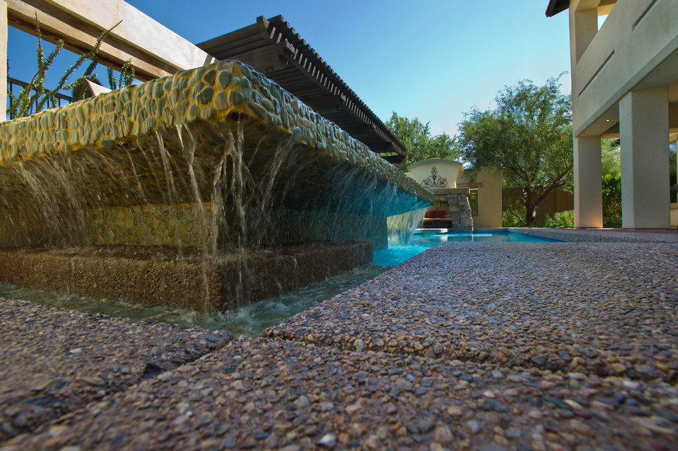 Foto de piscina con fuente infinita minimalista grande a medida en patio trasero con adoquines de ladrillo
