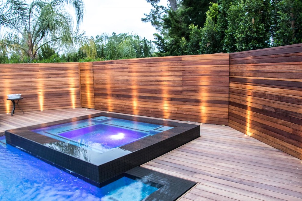 Ispirazione per una piscina a sfioro infinito classica rettangolare di medie dimensioni e dietro casa con fontane e pedane