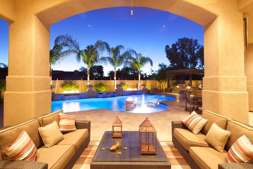 Großer Mediterraner Schwimmteich hinter dem Haus in individueller Form mit Natursteinplatten in Phoenix