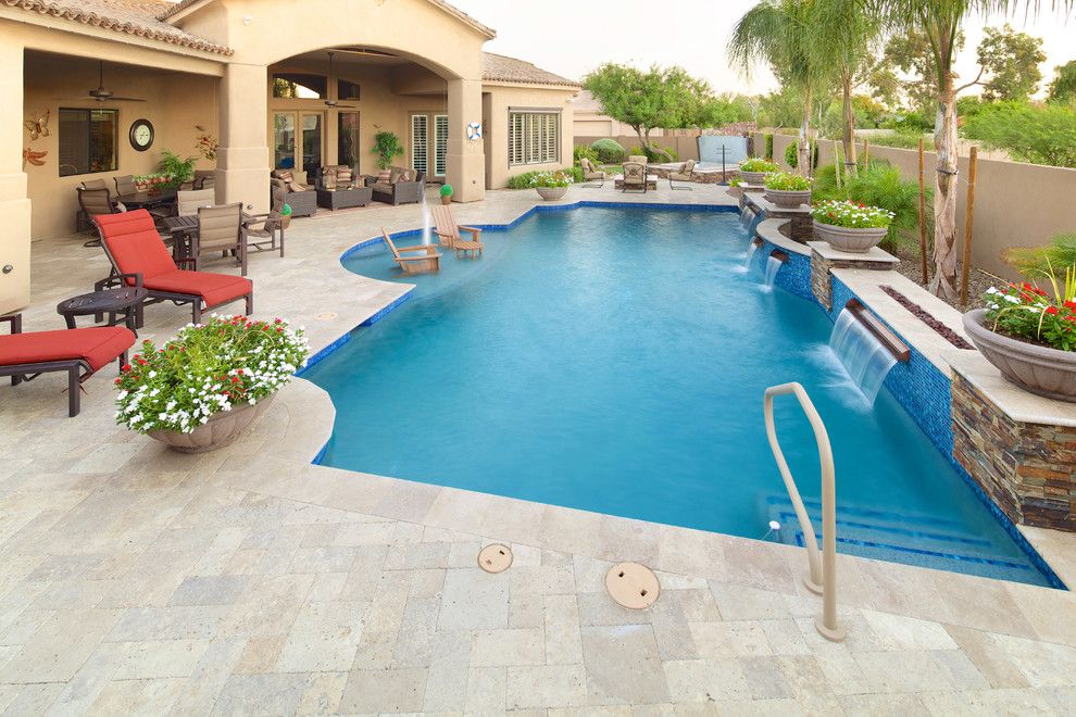 Foto på en stor medelhavsstil pool på baksidan av huset, med naturstensplattor och en fontän