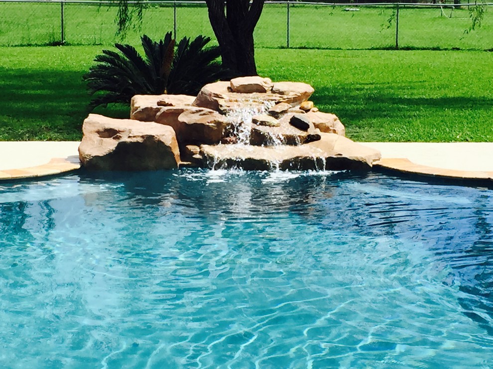 Diseño de piscina con fuente natural contemporánea pequeña rectangular en patio trasero con entablado