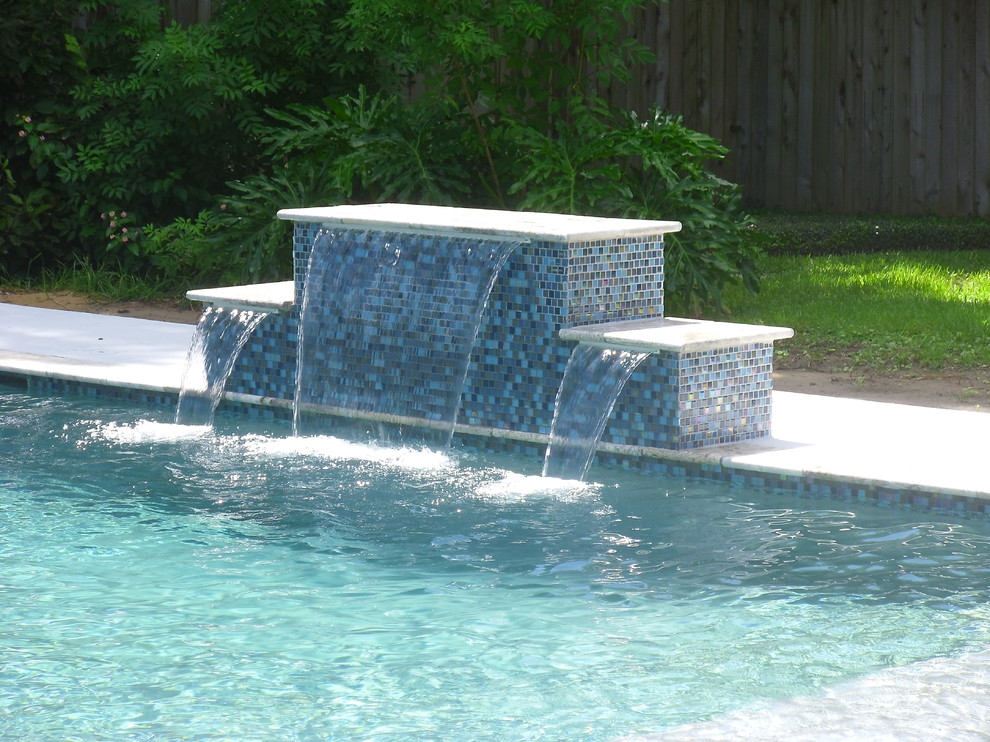 Стильный дизайн: естественный, прямоугольный бассейн среднего размера на заднем дворе в стиле модернизм с фонтаном и настилом - последний тренд