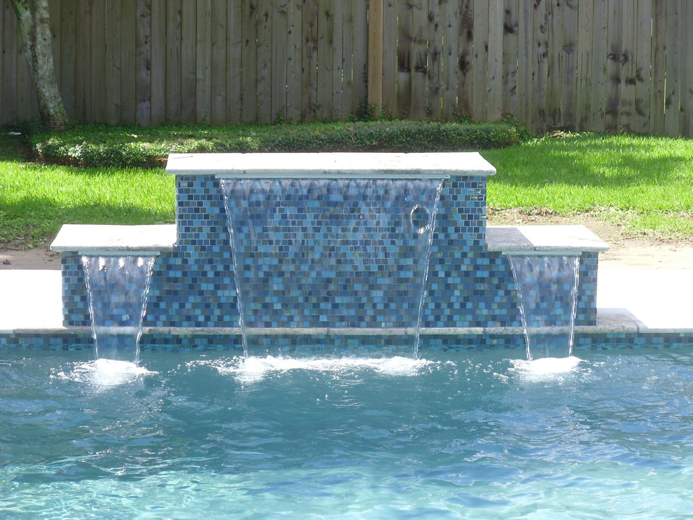 Идея дизайна: естественный, прямоугольный бассейн среднего размера на заднем дворе в стиле модернизм с фонтаном и настилом