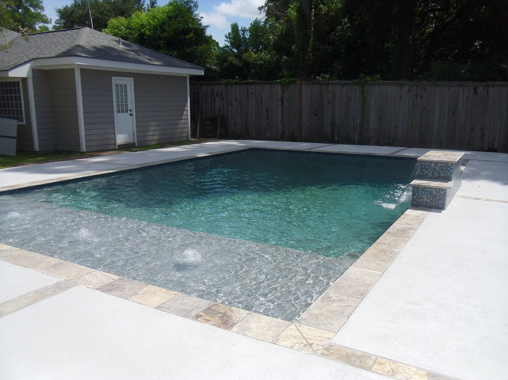 Idee per una piscina naturale minimalista rettangolare di medie dimensioni e dietro casa con fontane e pedane