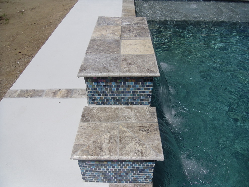 Cette photo montre une piscine naturelle et arrière moderne de taille moyenne et rectangle avec un point d'eau et une terrasse en bois.