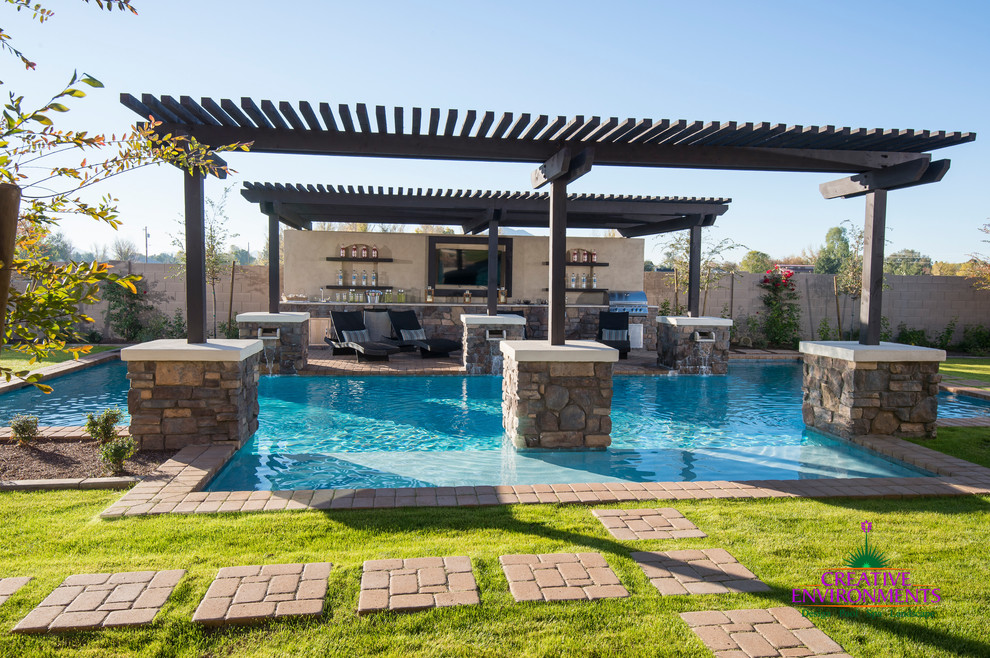 Diseño de piscina moderna extra grande en patio delantero con adoquines de ladrillo