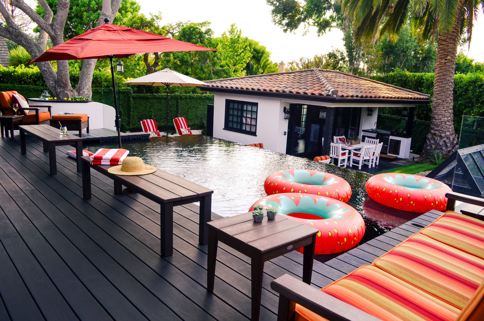 Cette photo montre un Abris de piscine et pool houses arrière méditerranéen de taille moyenne et rectangle avec une terrasse en bois.