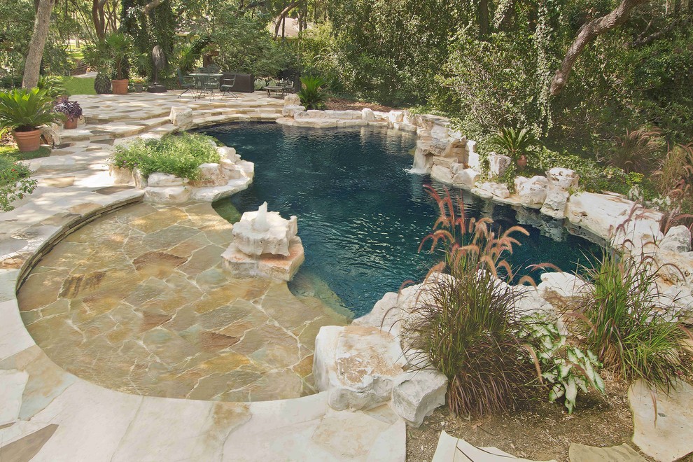 Esempio di una piscina mediterranea personalizzata di medie dimensioni e dietro casa con pavimentazioni in pietra naturale