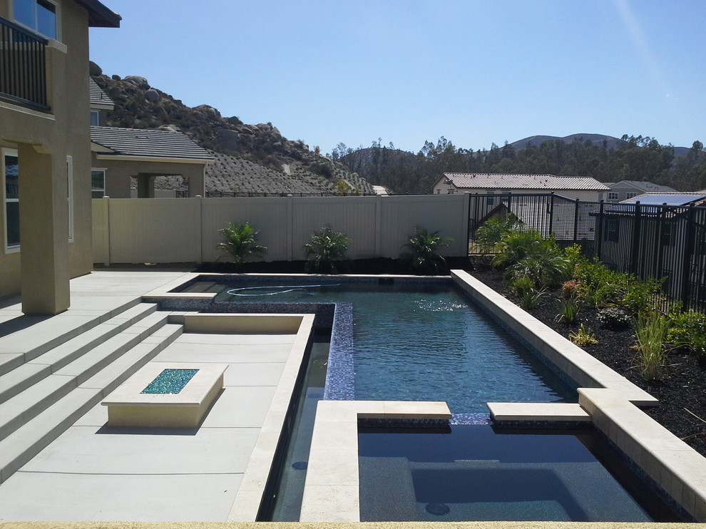 Стильный дизайн: угловой бассейн-инфинити среднего размера в современном стиле с покрытием из бетонных плит - последний тренд