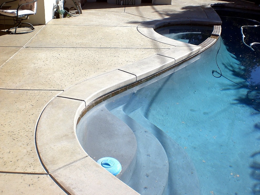 Idee per una piscina personalizzata di medie dimensioni e dietro casa con una vasca idromassaggio e pavimentazioni in pietra naturale