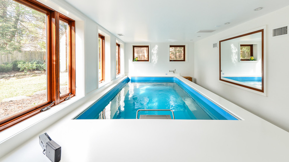 Cette photo montre une petite piscine intérieure tendance rectangle.