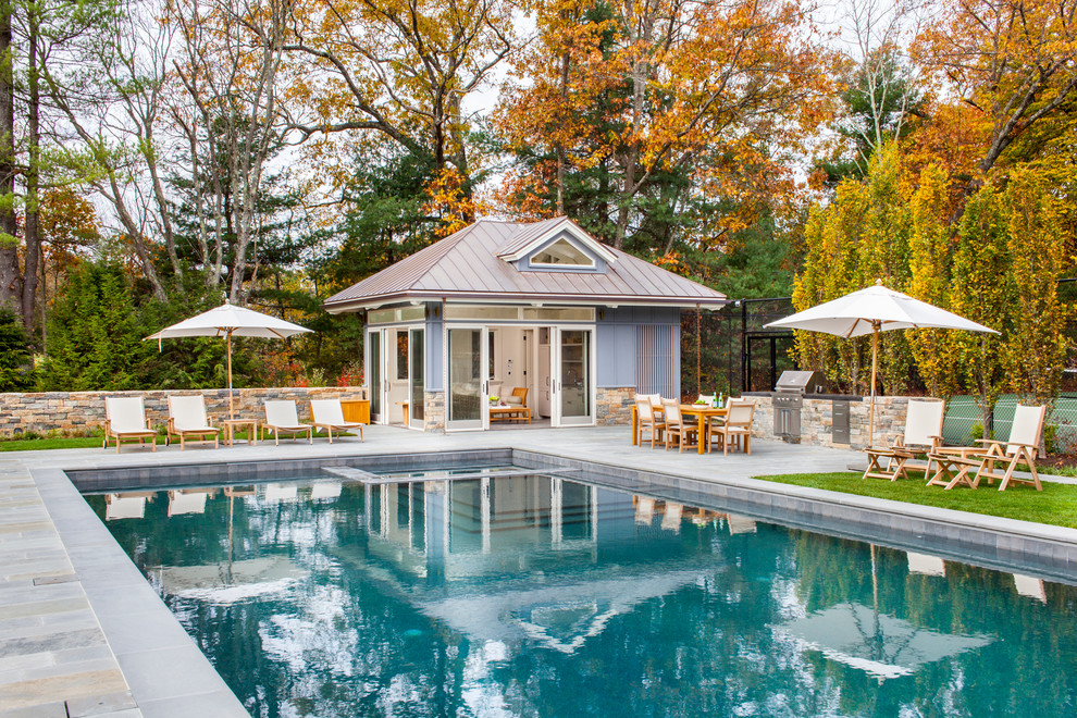 Ejemplo de casa de la piscina y piscina tradicional rectangular en patio trasero