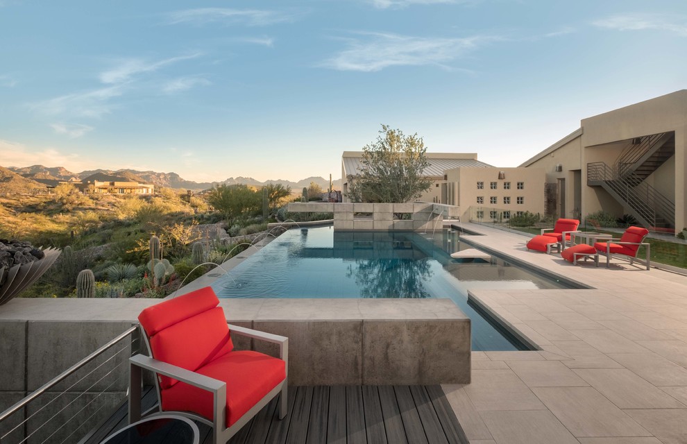 Großer, Gefliester Moderner Infinity-Pool hinter dem Haus in individueller Form mit Wasserspiel in Phoenix