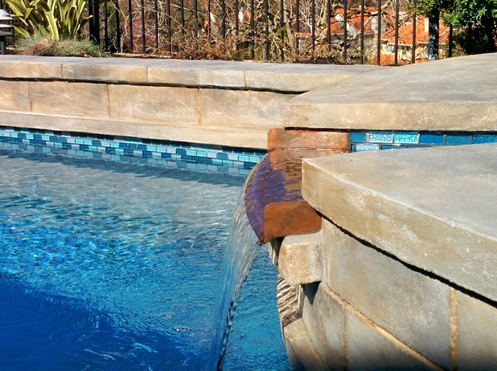 Пример оригинального дизайна: большой естественный бассейн произвольной формы на заднем дворе в стиле кантри с джакузи и покрытием из декоративного бетона