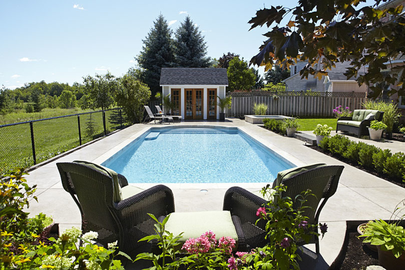 Hot tub - mid-sized contemporary backyard concrete and rectangular lap hot tub idea in Toronto