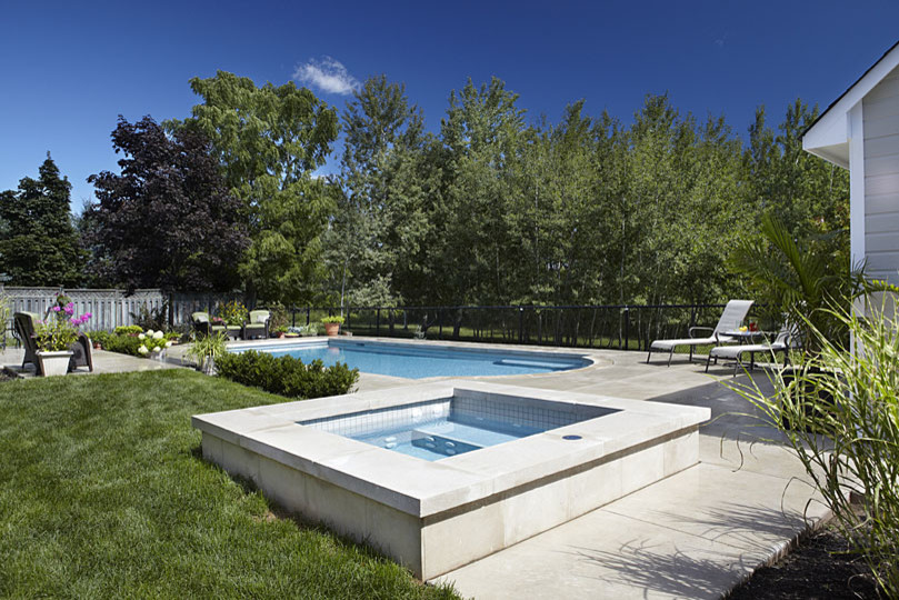Idee per una piscina monocorsia contemporanea rettangolare di medie dimensioni e dietro casa con una vasca idromassaggio e lastre di cemento