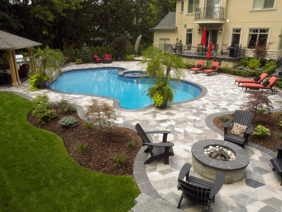 Immagine di una piscina monocorsia contemporanea personalizzata di medie dimensioni e dietro casa con una vasca idromassaggio e pavimentazioni in cemento