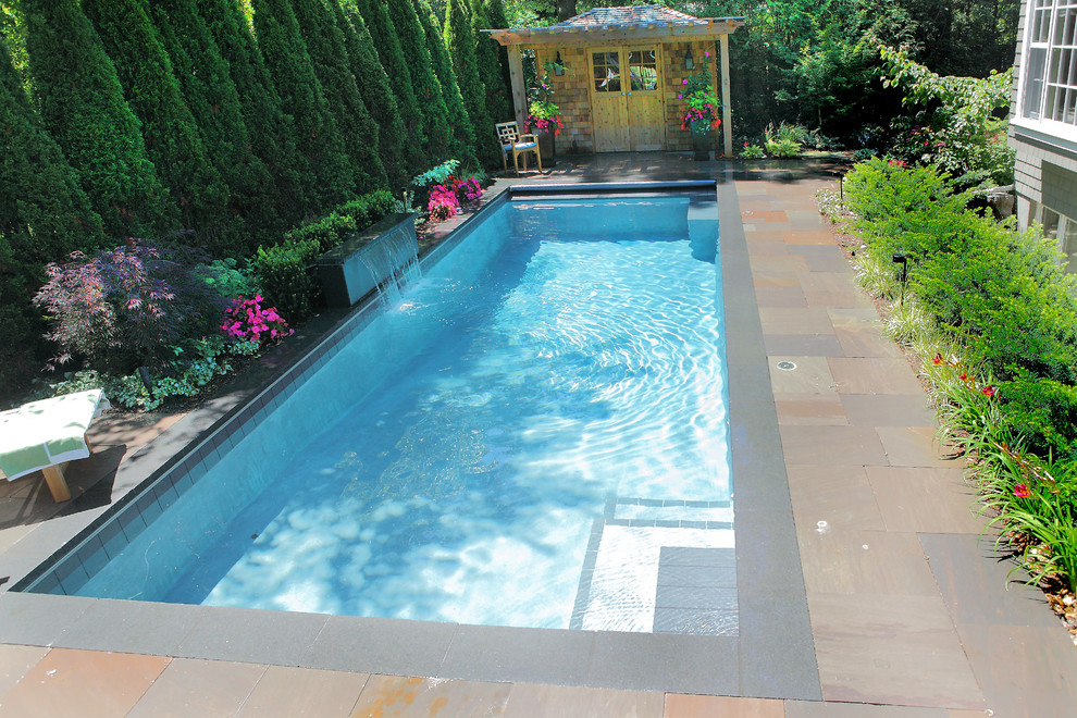 Diseño de piscina actual rectangular en patio trasero