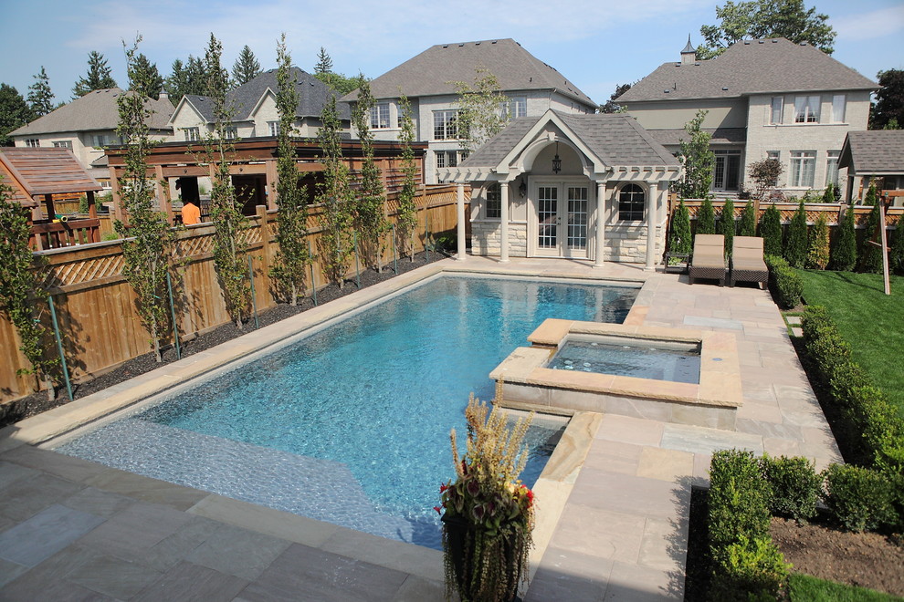Immagine di una piscina contemporanea rettangolare dietro casa