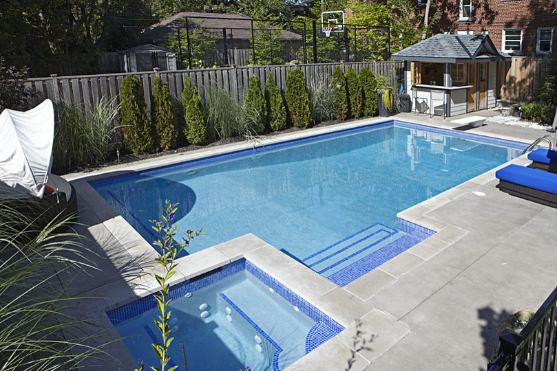 Свежая идея для дизайна: прямоугольный бассейн на заднем дворе в стиле неоклассика (современная классика) с джакузи - отличное фото интерьера