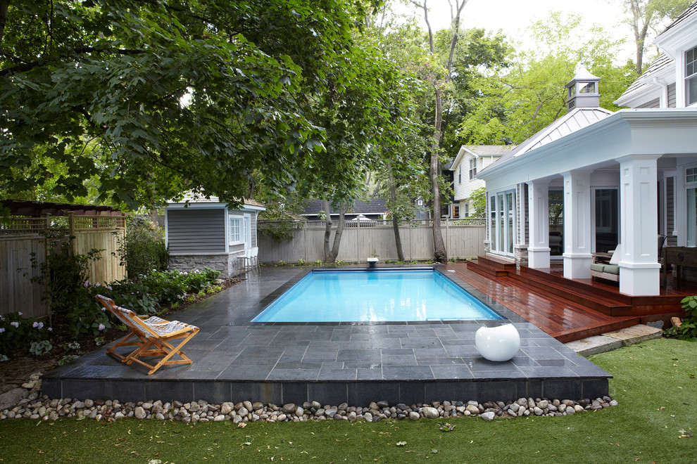 Ejemplo de piscina actual rectangular en patio trasero