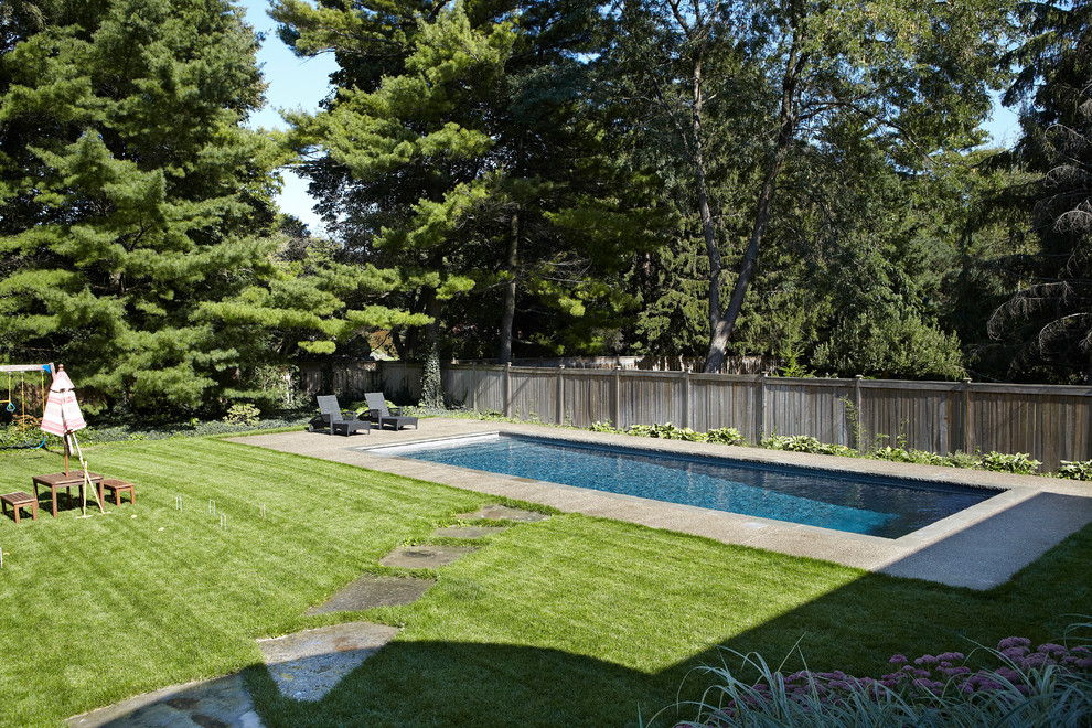 Ejemplo de piscina contemporánea rectangular en patio trasero