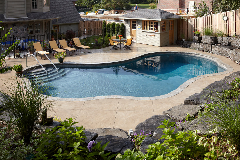 На фото: прямоугольный бассейн на заднем дворе в современном стиле с