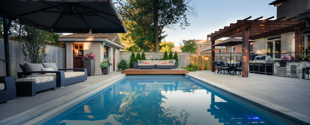 Design ideas for a contemporary swimming pool in Toronto.
