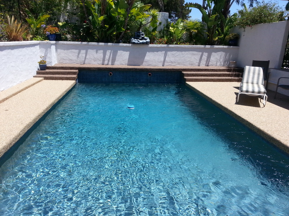 Kleiner Moderner Pool hinter dem Haus in rechteckiger Form mit Stempelbeton in Los Angeles