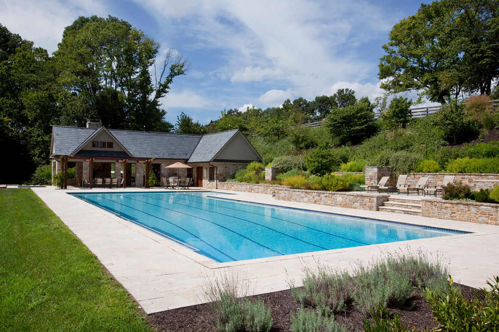Источник вдохновения для домашнего уюта: большой спортивный, прямоугольный бассейн на заднем дворе в классическом стиле с домиком у бассейна