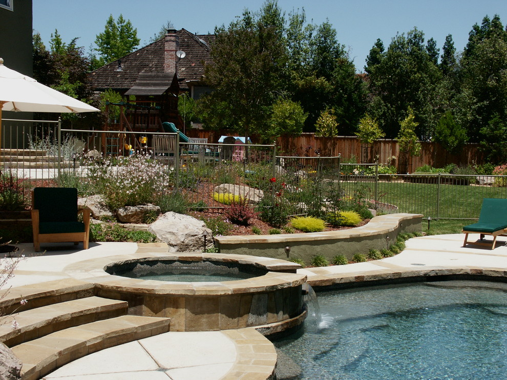 Свежая идея для дизайна: естественный бассейн произвольной формы на заднем дворе в современном стиле с джакузи - отличное фото интерьера