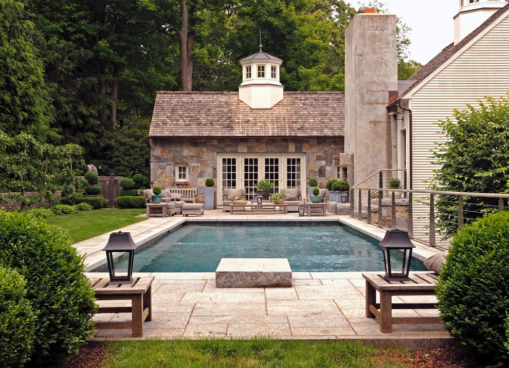 Идея дизайна: большой прямоугольный бассейн на заднем дворе в классическом стиле с мощением тротуарной плиткой