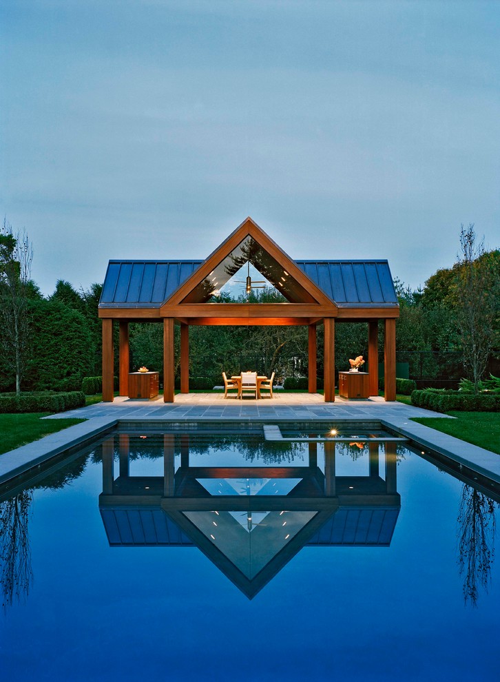 Свежая идея для дизайна: прямоугольный бассейн в современном стиле с домиком у бассейна - отличное фото интерьера