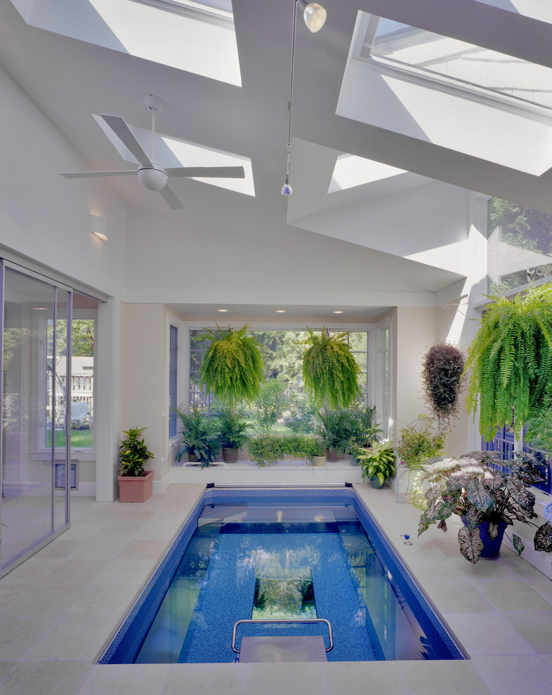 Réalisation d'une piscine intérieure minimaliste.