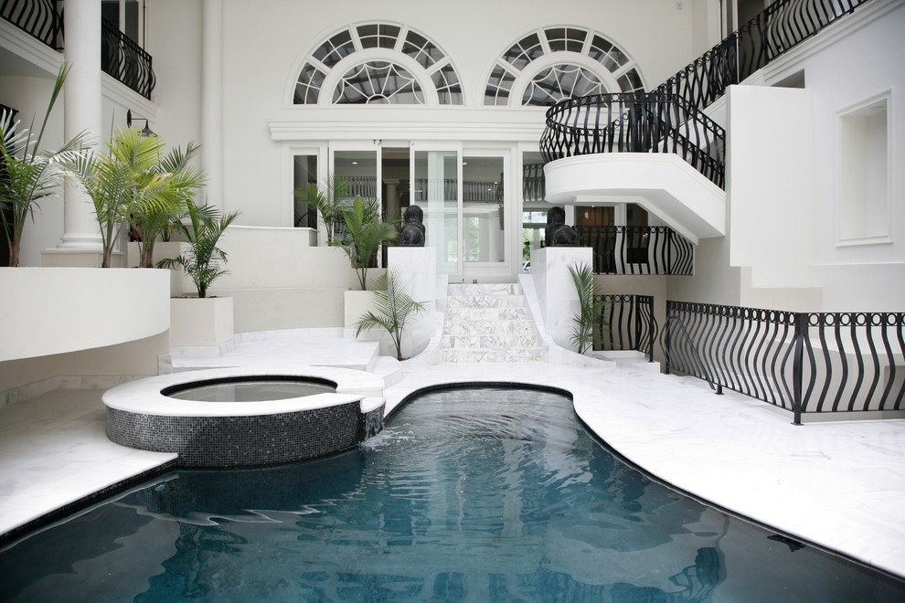На фото: большой бассейн произвольной формы в доме в классическом стиле с покрытием из плитки с