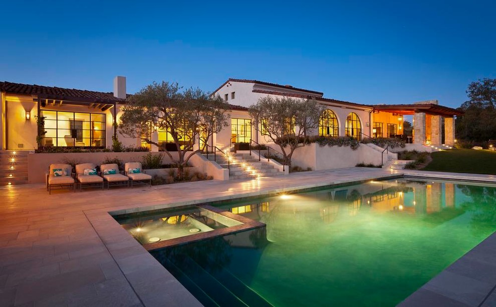 Imagen de casa de la piscina y piscina natural mediterránea grande rectangular en patio trasero con adoquines de piedra natural
