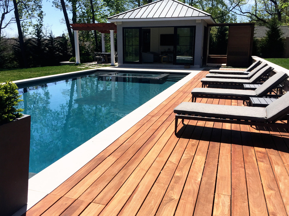 Пример оригинального дизайна: спортивный, прямоугольный бассейн среднего размера на заднем дворе в современном стиле с домиком у бассейна и настилом