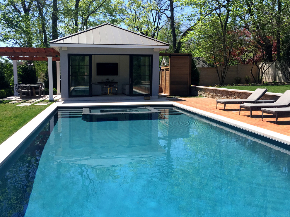 Esempio di una piscina monocorsia contemporanea rettangolare di medie dimensioni e dietro casa con una dépendance a bordo piscina e pedane
