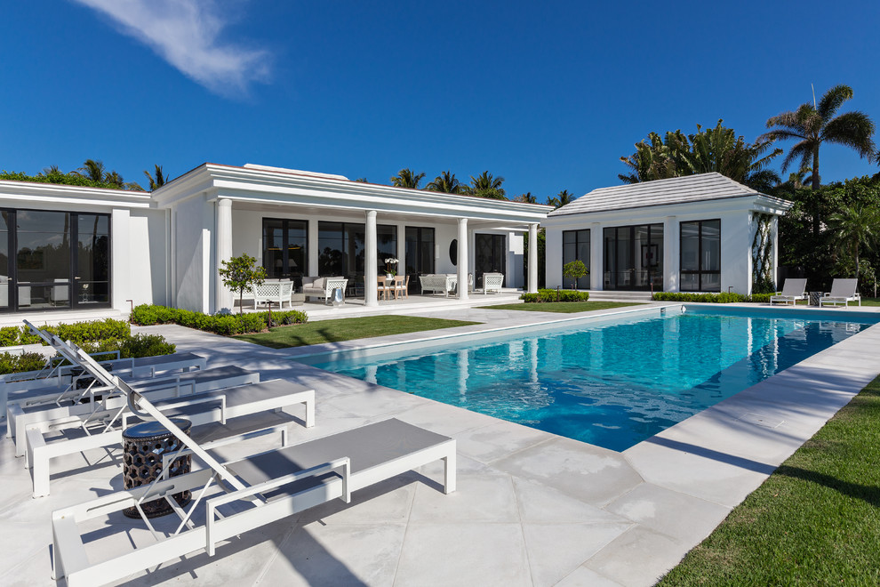 Modelo de casa de la piscina y piscina contemporánea grande rectangular y interior con suelo de hormigón estampado