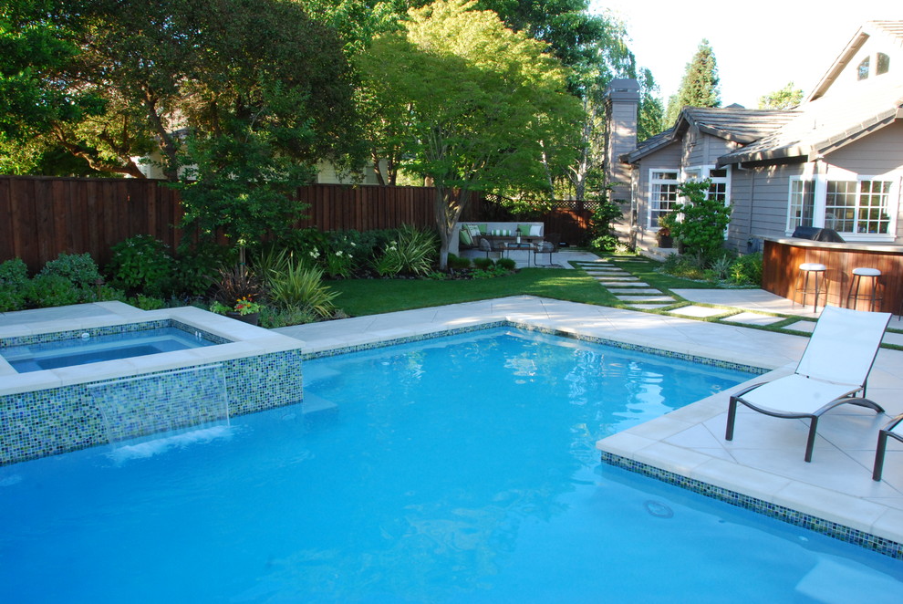 Diseño de piscinas y jacuzzis naturales contemporáneos de tamaño medio a medida en patio trasero con adoquines de hormigón
