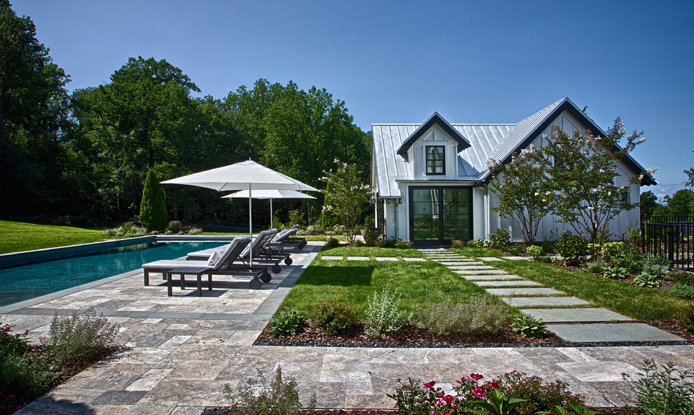 Geräumiger Landhausstil Pool hinter dem Haus in rechteckiger Form mit Natursteinplatten in New York