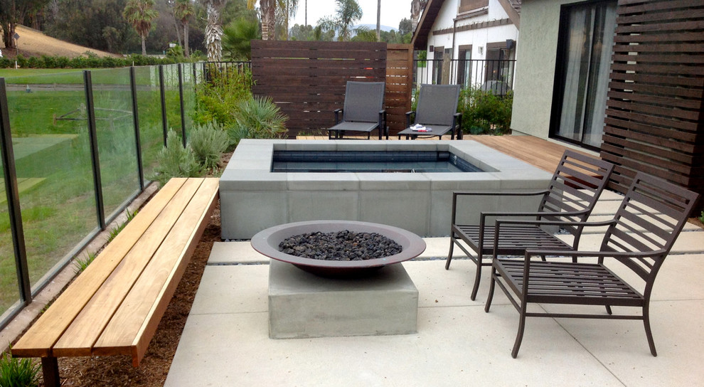 Свежая идея для дизайна: маленький бассейн в современном стиле для на участке и в саду - отличное фото интерьера