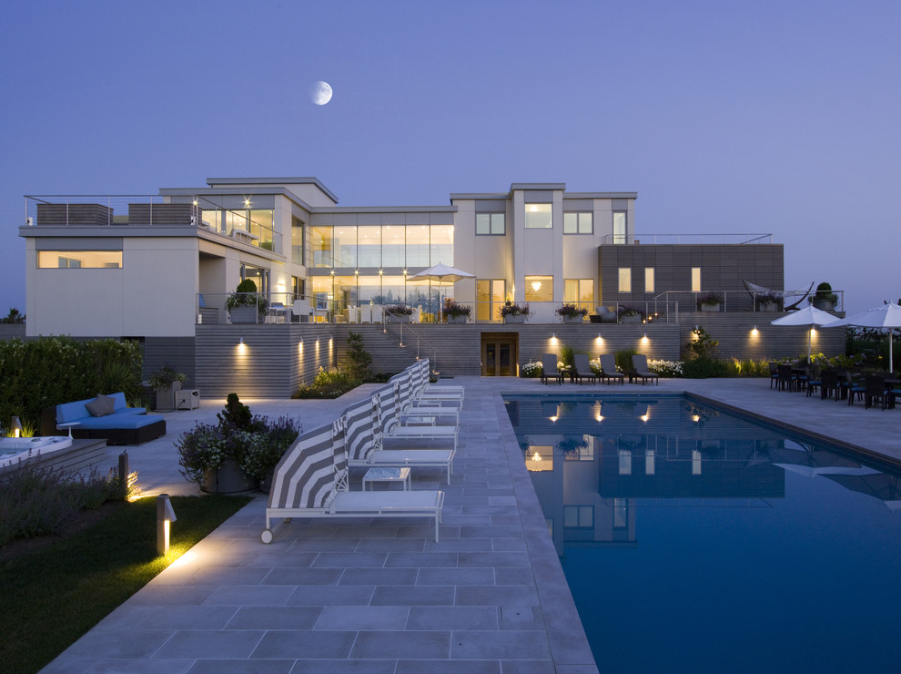 Diseño de piscina contemporánea grande rectangular en patio trasero