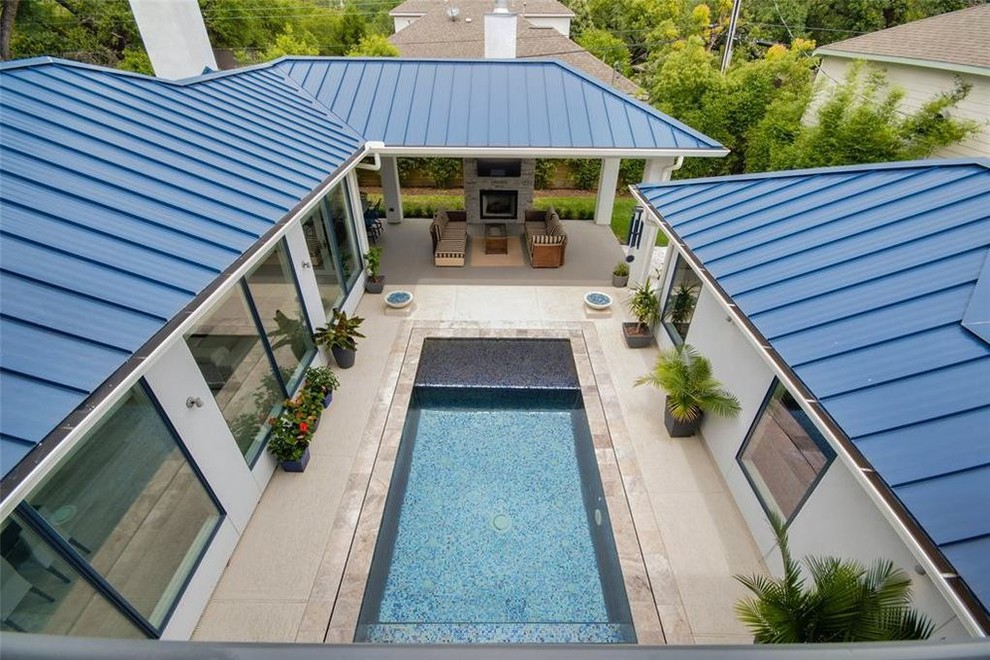 Ispirazione per una piscina a sfioro infinito minimal rettangolare di medie dimensioni e in cortile con cemento stampato