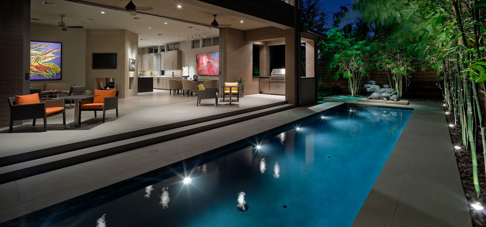 Immagine di una piccola piscina monocorsia design rettangolare nel cortile laterale con pavimentazioni in cemento